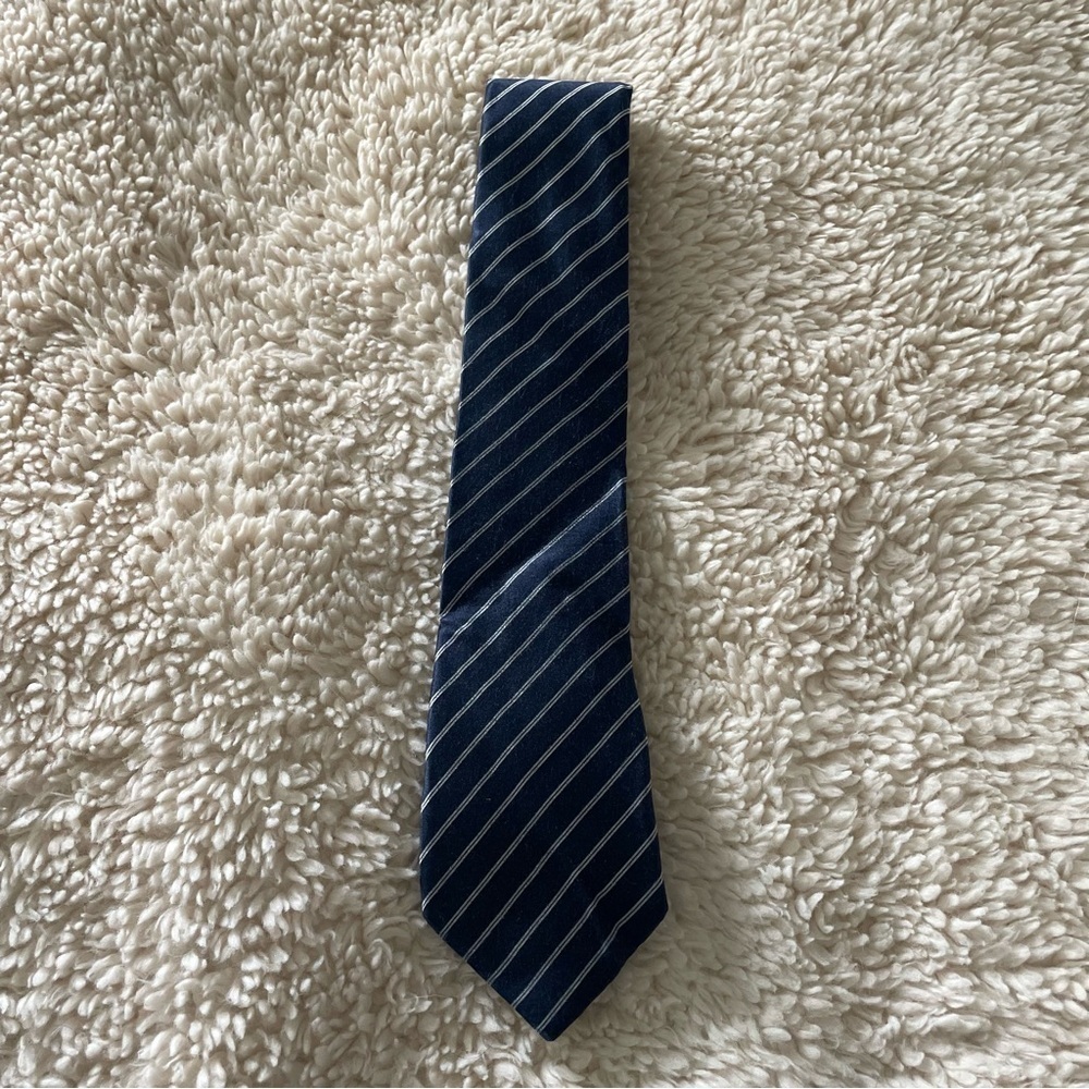 Oscar de la Renta Tie 100% Silk Striped Navy Blue Silver WPL 4075 Designer Luxe